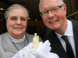 Generaloberin Schwester Diethilde und Dompropst Thomas Zander überführten die Elfenbein-Madonna in die Domschatzkammer des Bistums Essen.