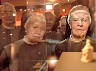 Mit großer Freude sahen die Barmherzigen Schwestern, dass es ihrer Elfenbein-Madonna in der Domschatzkammer gut geht. Foto: Simon Wiggen | Bistum Essen