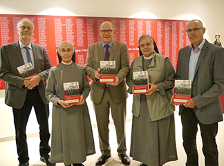 Die Geschichte der Elisabeth-Schwestern in einem 350 Seiten starken Buch. Prof. Dr. Wilhelm Damberg, Schwester Waltraud, Dirk Paßmann (Aschendorff Verlag), Oberin Schwester Diethilde sowie Auto Bernhard Frings bei der Vorstellung des Buches.