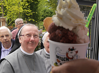 Weihbischof Ludger Schepers überraschte die Schwestern mit einer kalten, aber erfrischenden Überraschung. Fotos: Content News (JK)