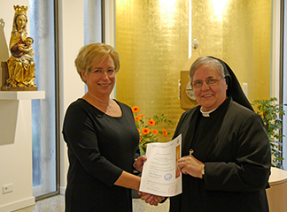 Kerstin Trautmann (l.) ist die neue Ordenskoordinatorin der »Barmherzigen Schwestern«. Schwester Diethilde übernimmt ab sofort das Amt der Ordensadministratorin.