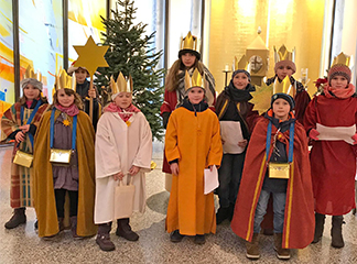Brachten nicht nur den Segen, sondern auch viel Freude ins Mutterhaus: die Sternsinger der Antonius Abbas Gemeinde.