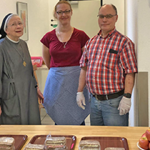 Schwester Heriburgis übergab die Elisabeth-Oase nunmehr in die betreuenden Hände der Caritas-Mitarbeiter.