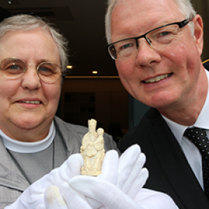 Generaloberin Schwester Diethilde und Dompropst Thomas Zander überführten die Elfenbein-Madonna in die Domschatzkammer des Bistums Essen.