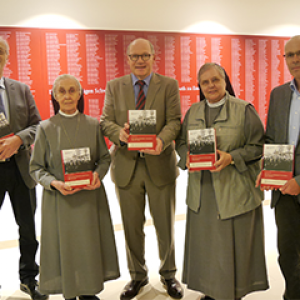 Die Geschichte der Elisabeth-Schwestern in einem 350 Seiten starken Buch. Prof. Dr. Wilhelm Damberg, Schwester Waltraud, Dirk Paßmann (Aschendorff Verlag), Oberin Schwester Diethilde sowie Auto Bernhard Frings bei der Vorstellung des Buches.