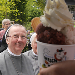 Weihbischof Ludger Schepers überraschte die Schwestern mit einer kalten, aber erfrischenden Überraschung. Foto: Content News (JK)