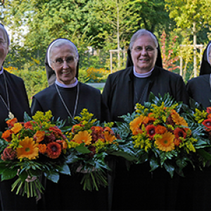 Schwester Ursula Kaiser, Schwester Waltraud Poggel, Generaloberin Schwester Diethilde und Schwester Reginalda Andres freuten sich sehr über die farbenfrohen Blumensträuße, die ihnen Weihbischof Ludger Schepers überreichte.