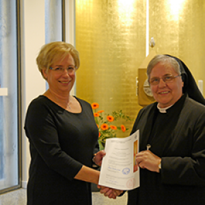 Kerstin Trautmann (l.) ist die neue Ordenskoordinatorin der »Barmherzigen Schwestern«. Schwester Diethilde übernimmt ab sofort das Amt der Ordensadministratorin.
