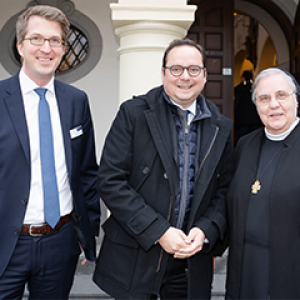 Ehrengäste zum Festakt: Martin Blasig (GF Contilia, l.), Thomas Kufen (Oberbürgermeister der Stadt Essen) und Schwester Diethilde Bövingloh (Generaladministratorin »Barmherzige Schwestern«).